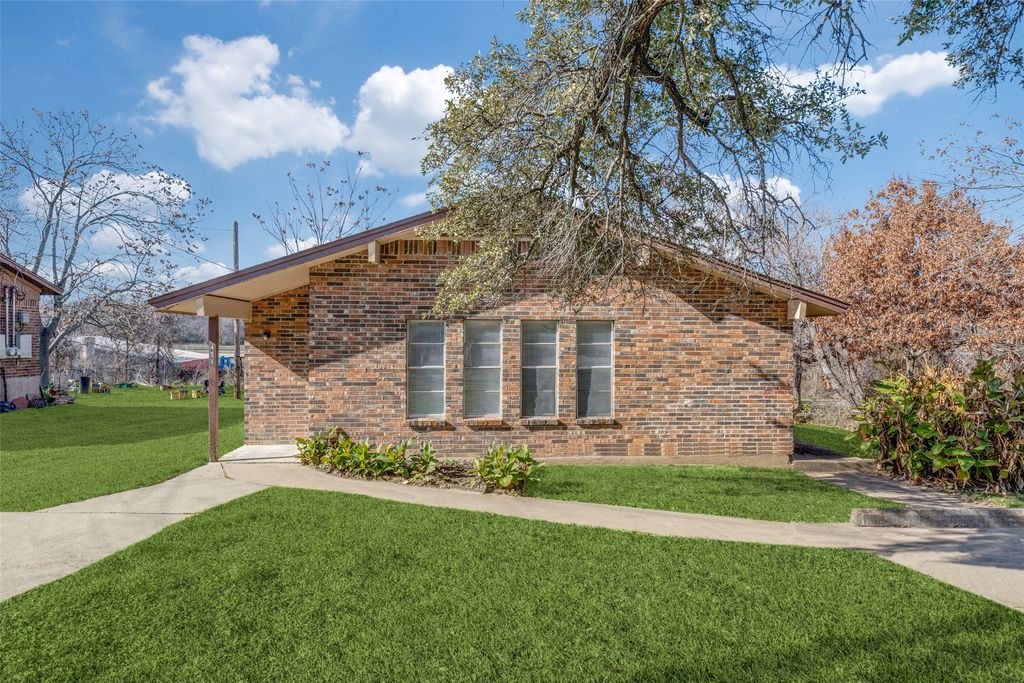 451 Wilshire Avenue, Azle, TX 76020