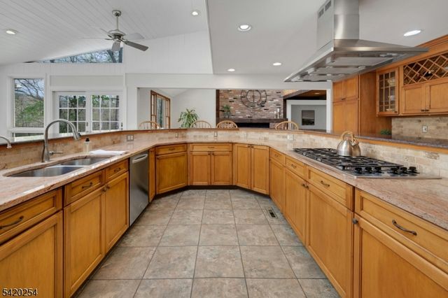 94 Brook Dr, Watchung Boro, NJ 07069