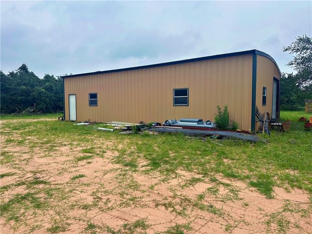 586 Jenschke Ln, Poteet, TX 78065