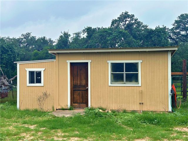 586 Jenschke Ln, Poteet, TX 78065