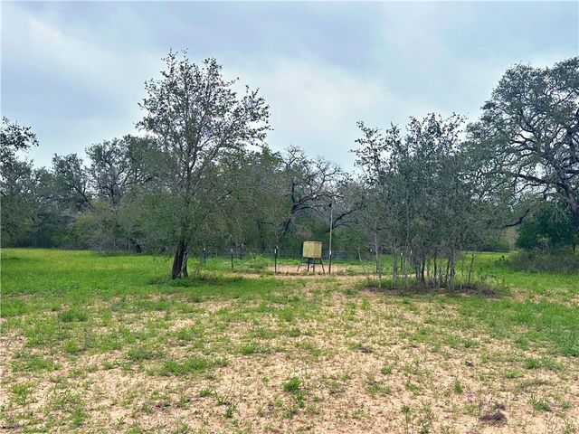 586 Jenschke Ln, Poteet, TX 78065