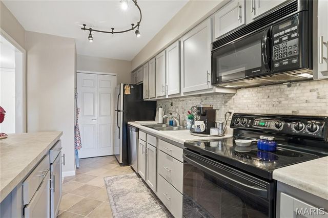 8631 Old Bonhomme Road 1E, St Louis, MO 63132