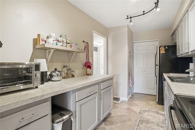 8631 Old Bonhomme Road 1E, St Louis, MO 63132