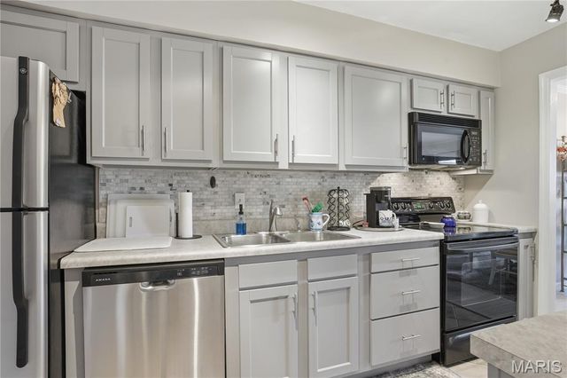 8631 Old Bonhomme Road 1E, St Louis, MO 63132