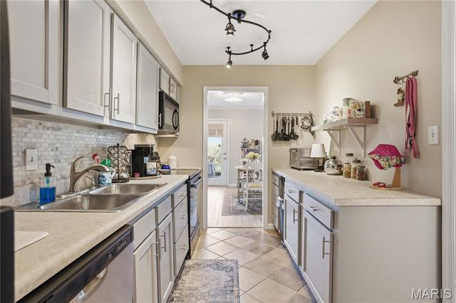 8631 Old Bonhomme Road 1E, St Louis, MO 63132