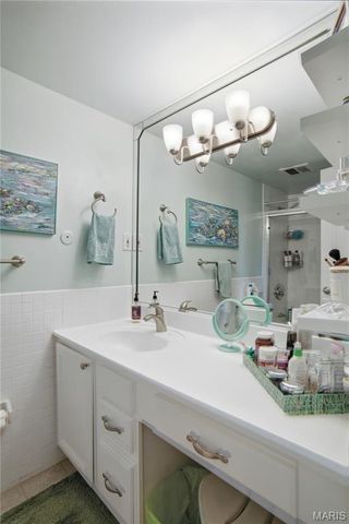 8631 Old Bonhomme Road 1E, St Louis, MO 63132