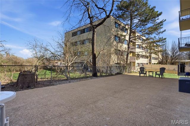 8631 Old Bonhomme Road 1E, St Louis, MO 63132