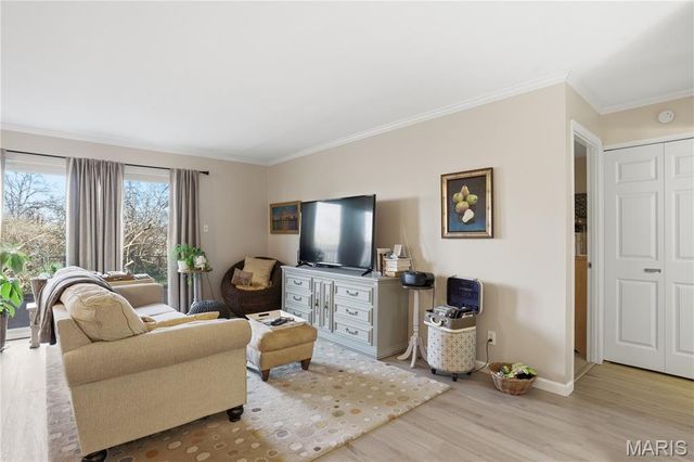 8631 Old Bonhomme Road 1E, St Louis, MO 63132