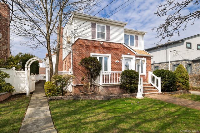 93 Kenneth Place, New Hyde Park, NY 11040