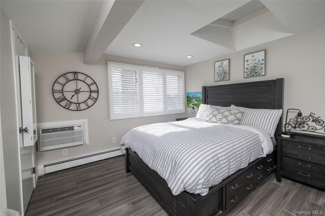 93 Kenneth Place, New Hyde Park, NY 11040