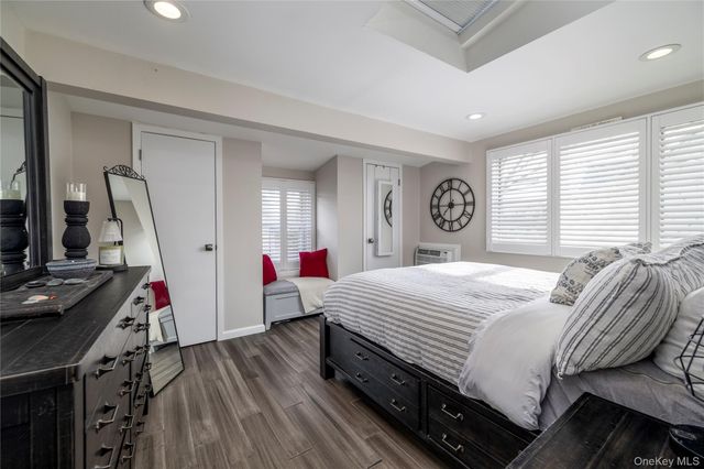 93 Kenneth Place, New Hyde Park, NY 11040