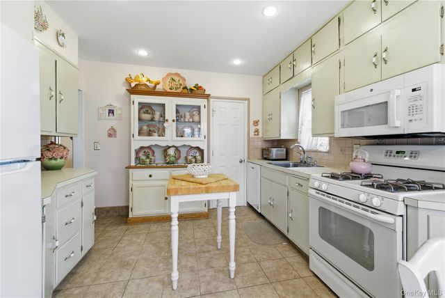 93 Kenneth Place, New Hyde Park, NY 11040