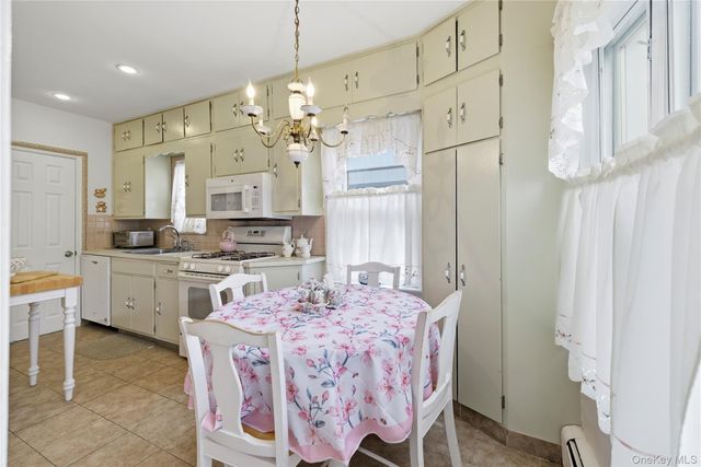 93 Kenneth Place, New Hyde Park, NY 11040