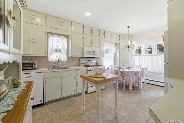 93 Kenneth Place, New Hyde Park, NY 11040