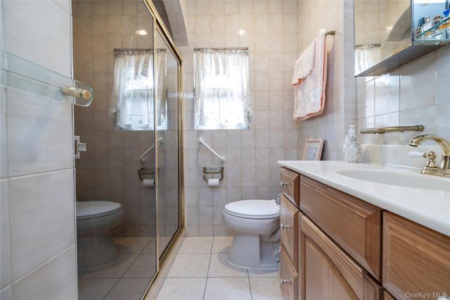 93 Kenneth Place, New Hyde Park, NY 11040