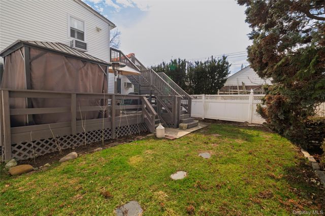 93 Kenneth Place, New Hyde Park, NY 11040