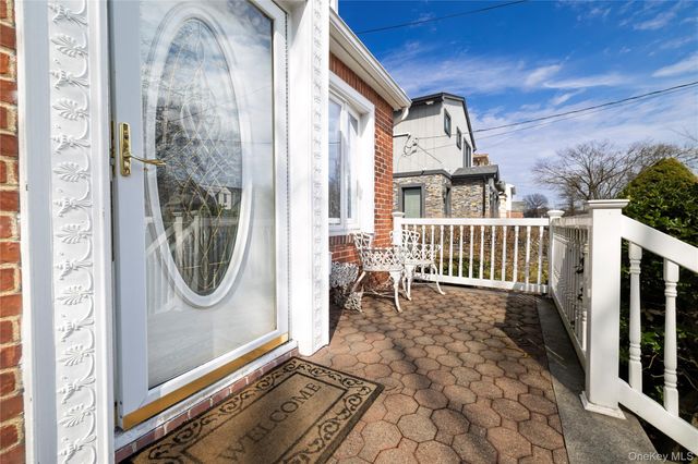 93 Kenneth Place, New Hyde Park, NY 11040