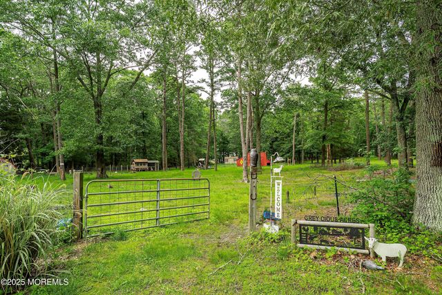 10 Hillside Avenue, Tuckerton, NJ 08087