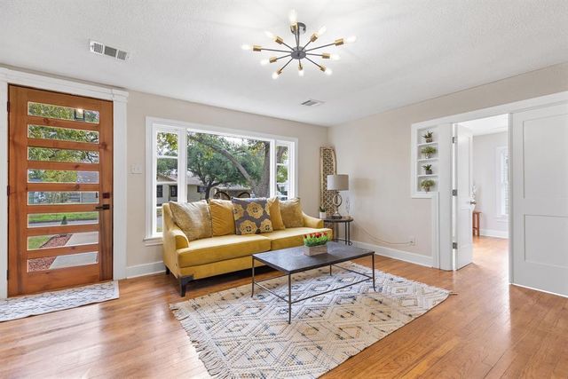 904 Fisher ST, Taylor, TX 76574