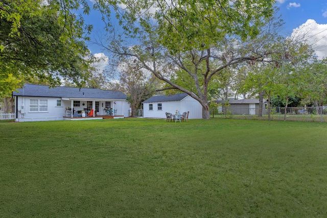 904 Fisher ST, Taylor, TX 76574