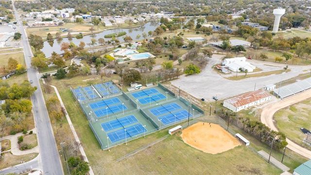 904 Fisher ST, Taylor, TX 76574