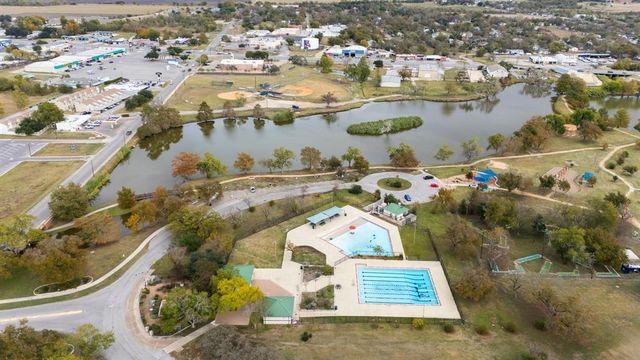 904 Fisher ST, Taylor, TX 76574