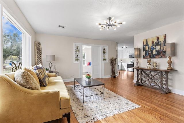 904 Fisher ST, Taylor, TX 76574