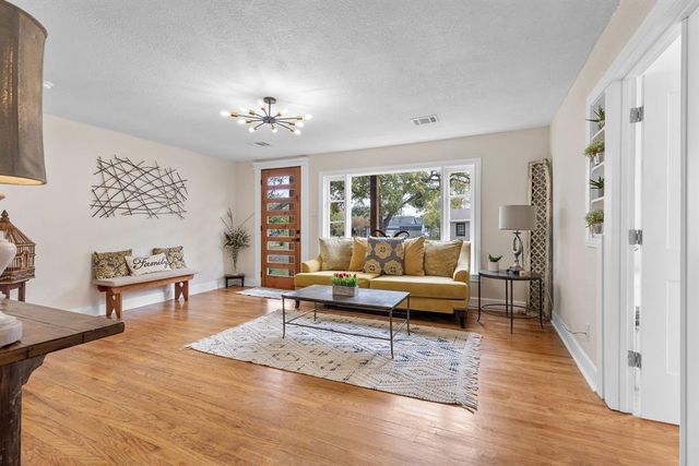 904 Fisher ST, Taylor, TX 76574