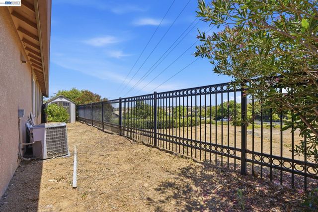 2742 St Andrews Dr, Brentwood, CA 94513
