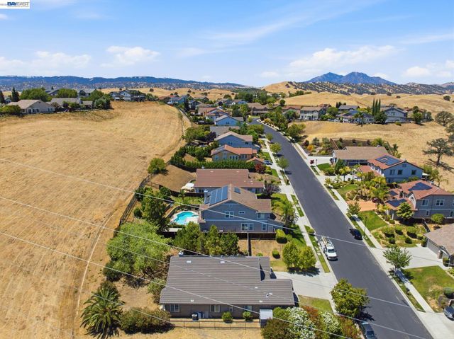 2742 St Andrews Dr, Brentwood, CA 94513