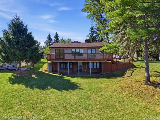1675 Highland Park Drive, Highland Charter Township, MI 48356