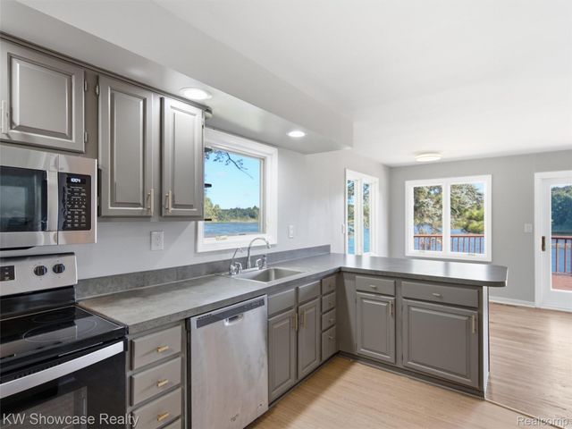 1675 Highland Park Drive, Highland Charter Township, MI 48356