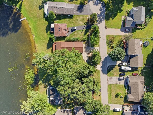 1675 Highland Park Drive, Highland Charter Township, MI 48356