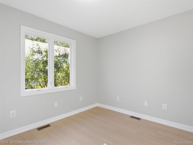1675 Highland Park Drive, Highland Charter Township, MI 48356