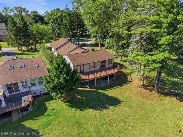 1675 Highland Park Drive, Highland Charter Township, MI 48356
