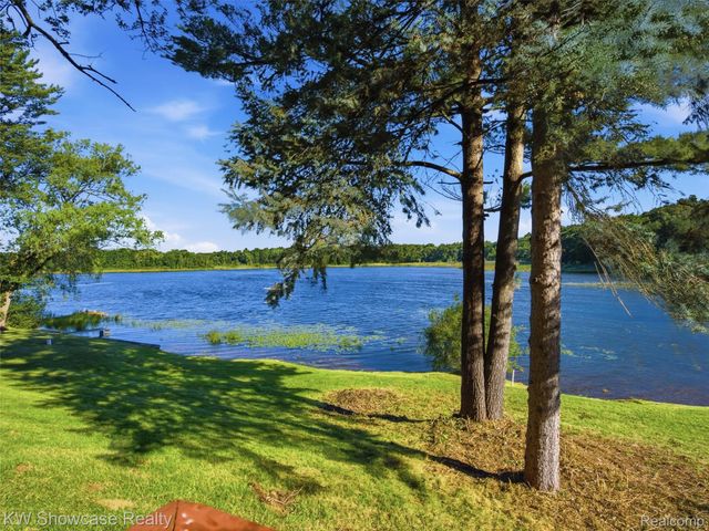 1675 Highland Park Drive, Highland Charter Township, MI 48356