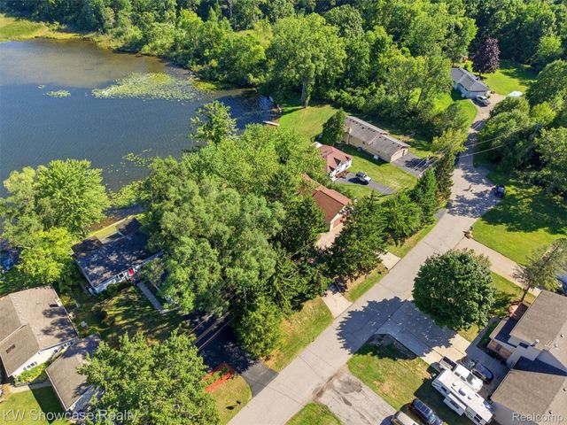 1675 Highland Park Drive, Highland Charter Township, MI 48356