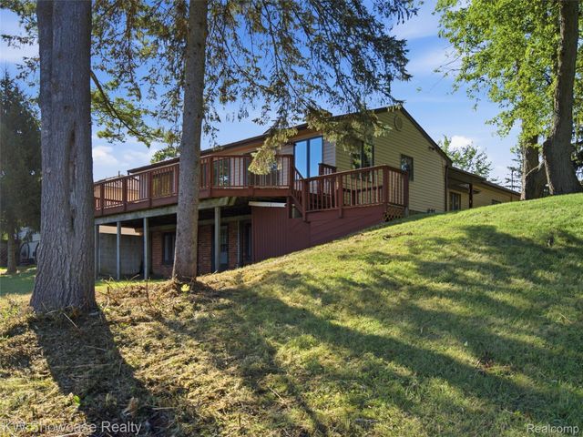 1675 Highland Park Drive, Highland Charter Township, MI 48356