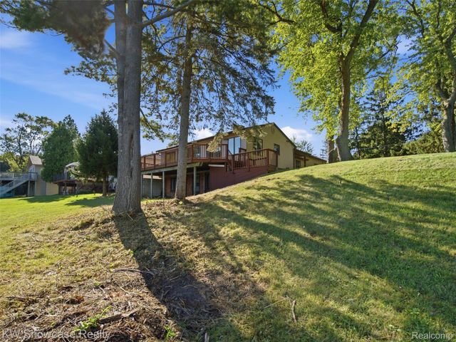 1675 Highland Park Drive, Highland Charter Township, MI 48356
