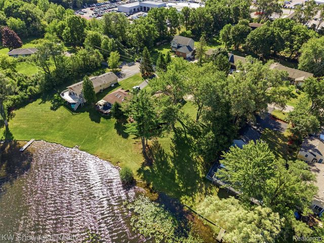 1675 Highland Park Drive, Highland Charter Township, MI 48356