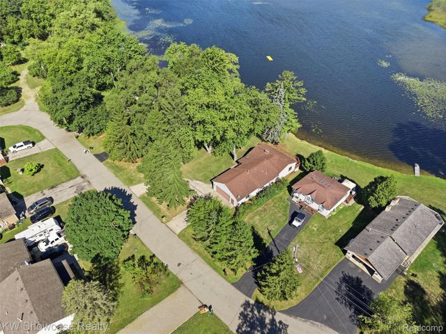1675 Highland Park Drive, Highland Charter Township, MI 48356