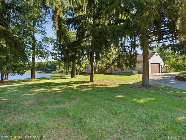 1675 Highland Park Drive, Highland Charter Township, MI 48356