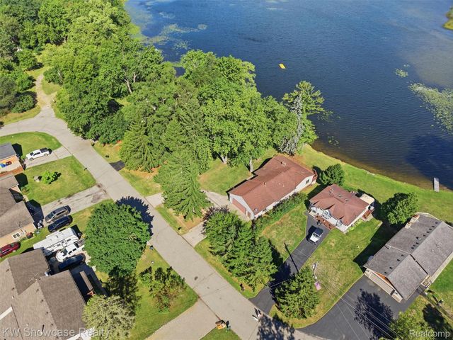 1675 Highland Park Drive, Highland Charter Township, MI 48356