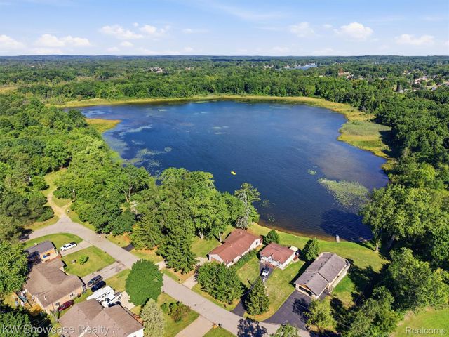 1675 Highland Park Drive, Highland Charter Township, MI 48356