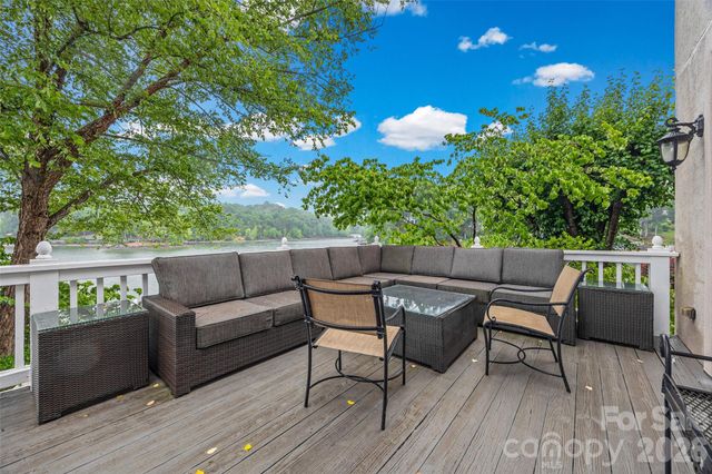 15901 Riverpointe Drive, Charlotte, NC 28278