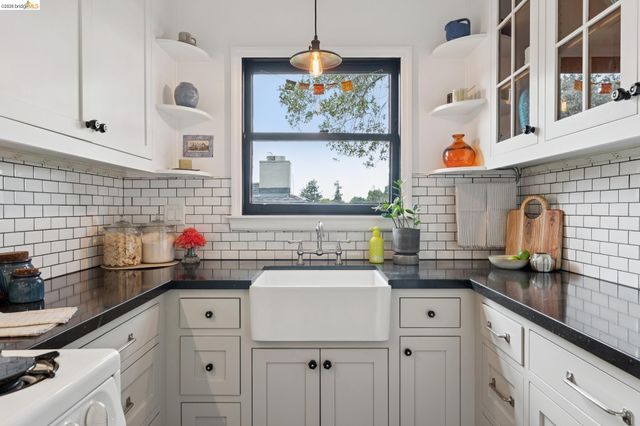 2437 Damuth St, Oakland, CA 94602