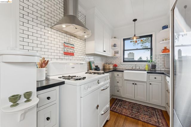 2437 Damuth St, Oakland, CA 94602