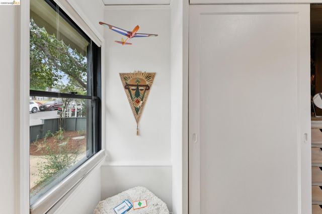 2437 Damuth St, Oakland, CA 94602