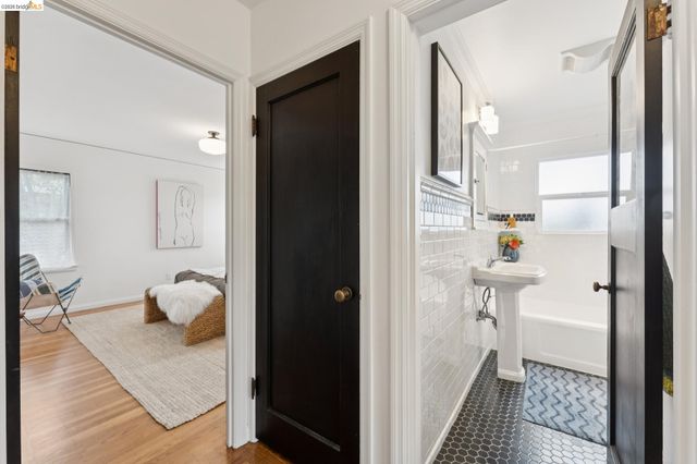 2437 Damuth St, Oakland, CA 94602