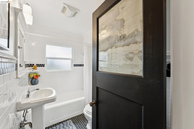 2437 Damuth St, Oakland, CA 94602